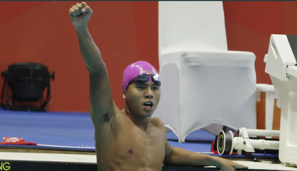 Perenang Indonesia, Zulkarnain Zaki, melakukan selebrasi pada Asian Para Games di Stadion Aquatik, Jakarta, Selasa (9/10/2018). Indonesia meraih medali perak dan perunggu di nomor 100 meter gaya dada putra kategori SB8. (Bola.com/M Iqbal Ichsan)