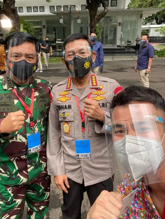 "Kalau saya cuma ngerasain ngantuk sama pegal aja, nggak ada yang gimana gimana, alhamdulilah. Jadi biar orang-orang nggak takut dan kita kan sudah vaksin, alhamdulillah sehat-sehat," katanya. (Instagram/raffinagita1717)