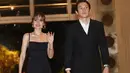 <p>Cinta Laura kembali menunjukkan pesonanya lewat gaun spaghetti strap berpotongan square neck dan belahan tinggi yang mempertegas siluet tubuhnya. Sementara Arya Vasco tampil mendampingi sang kekasih dengan setelan jas hitam yang klasik dan tajam. [Dok/KLY/Budy Santoso].</p>