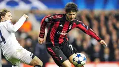 Striker AC Milan Alexandre Pato (kanan) berusaha melewati gelandang Spurs Luka Modric pada leg kedua 16 besar Liga Champions di White Hart Lane yang berakhir 0-0, 9 Maret 2011. AFP PHOTO/GIUSEPPE CACACE