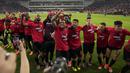 Selebrasi para pemain Bayer Leverkusen marayakan hasil imbang 2-2 menghadapi AS Roma pada laga leg kedua semifinal Liga Europa 2023/2024 di BayArena, Leverkusen, Kamis (9/5/2024). Hasil ini memastikan Bayer Leverkusen lolos ke final setelah di leg pertama menang dengan skor 2-0. (dpa via AP Photo/Bernd Thissen)