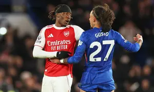 Pemain Arsenal, Noni Madueke (kiri) bersalaman dengan pemain Chelsea, Malo Gusto setelah berakhirnya laga lanjutan Liga Inggris 2025/2026 di Stamford Bridge, London, Minggu (30/11/2025). (AP Photo/Ian Walton)