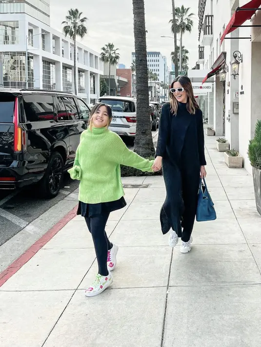 Ia juga tampak menggemaskan dengan turtle neck bernuansa neon saat tengah berlibur.  [Foto: Instagram/ Nia Ramadhani]