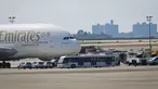 Petugas tanggap darurat berkumpul di luar pesawat setelah penumpang Emirates Airline dilaporkan jatuh sakit di Bandara Kennedy New York, Rabu (5/9). Sekitar 100 dari total 500 penumpang pesawat dari Dubai itu mengeluh sakit dan demam. (AP/Bebeto Matthews)