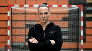 Pemain Spanyol Club Balonmano Albacete, Mireia Rodriguez berpose di lapangan sebelum pertandingan pertamanya melawan Cabanillas di Albacete pada 6 November 2021. Mireia Rodriguez adalah wanita pertama yang bergabung dengan tim bola tangan pria profesional. (GABRIEL BOUYS / AFP)