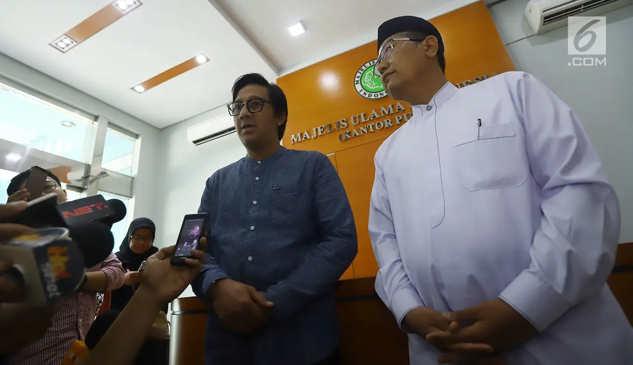 Artis Andre Taulany bersama KH. Cholil Nafis memberikan keterangan pers meminta maaf atas ucapan yang dianggap menghina Nabi Muhammad SAW  pada acara Talk Show disalah satu TV swasta saat menyambangi kantor Majelis Ulama Indonesia (MUI), Jakarta, Sabtu (4/5/2019).  (merdeka.com/Imam Buhori)