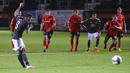 Gelandang Manchester United, Juan Mata, melepaskan tendangan penalti saat melawan Luton Town pada Piala Liga Inggris di Stadion Kenilworth Road, Rabu (23/9/2020). Setan Merah menang dengan skor 3-0. (Nick Potts/Pool via AP)