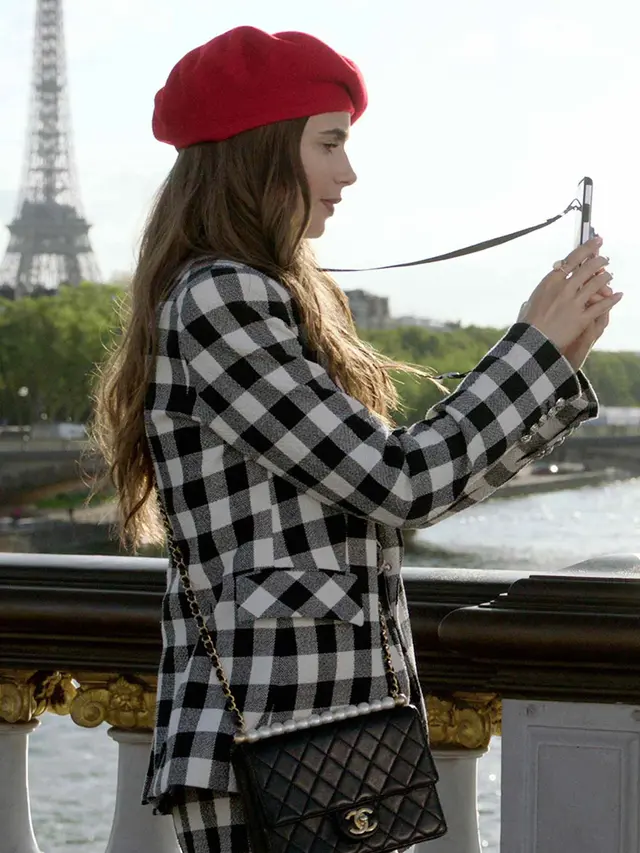 Gaya Selfie Emily in Paris