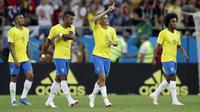 Selebrasi pemain timnas Brasil, Philippe Coutinho (11), setelah mencetak gol ke gawang Swiss pada laga penyisihan Grup F Piala Dunia 2018 di Rostov Arena, Senin (18/6/2018) dini hari WIB. (AP Photo/Felipe Dana)