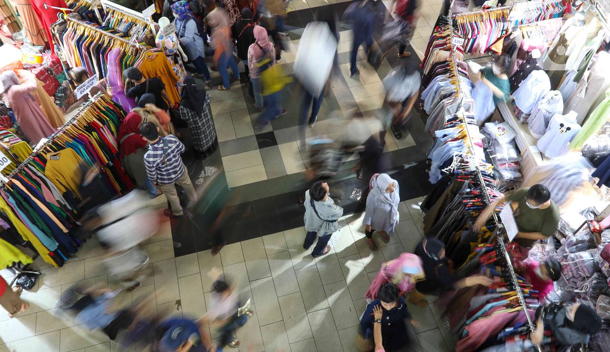 <p>Suasana pasar Tanah Abang yang mulai ramai pengunjung di Jakarta, Sabtu (23/4/2022).Menjelang Lebaran, Pasar Tanah ABng dipadati pengunjung yang memburu busana atau pakaian muslim untuk menyambut Hari Raya Idul Fitri 1443 Hijriah. (Liputan6.com/Herman Zakharia)</p>
