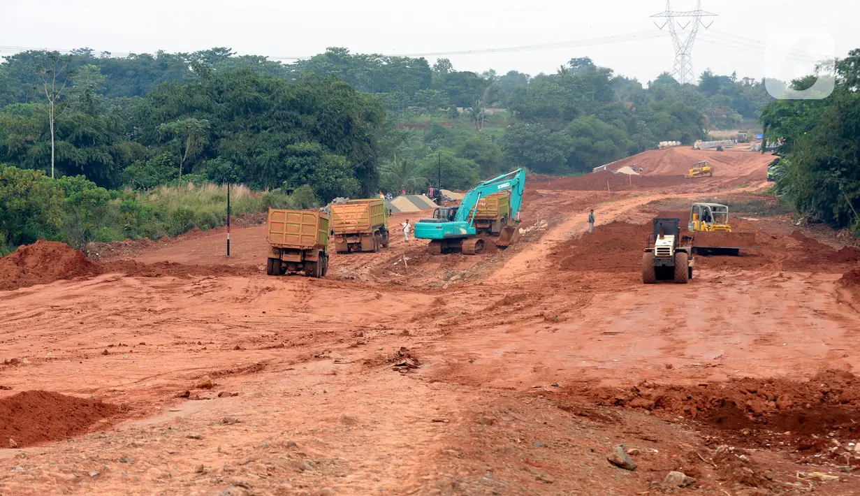 Kondisi proyek jalan baru Bojonggede-Kemang (Bomang) di Jampang, Kabupaten Bogor, Jumat (25/9/2020). Proyek jalan baru Bomang kini memasuki tahap pengurukan tanah untuk pemadatan. (merdeka.com/Dwi Narwoko)