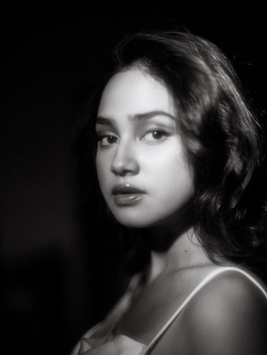 Ekspresi tanpa senyum dan makeup yang natural, membuat banyak orang memuji kecantikan Syifa Hadju. Pemain sinetron Mermaid in Love ini tampak begitu cantik dan menawan.(Liputan6.com/IG/@syifahadjureal)