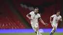 Penyerang Inggris, Harry Kane mengumpan bola saat bertanding melawan Islandia pada pertandingan UEFA Nations League di stadion Wembley, London (18/11/2020). Inggris menang telak 4-0 atas Islandia. (Neil Hall / Pool via AP)