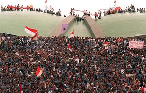 Ribuan mahasiswa menduduki Gedung DPR/MPR, Senayan, Jakarta, pada 19 Mei 1998. Selain menuntut Presiden Soeharto mundur, para mahasiswa juga meminta anggota dewan tidak meninggalkan gedung agar Sidang Istimewa bisa dilakukan secepatnya. (KEMAL JUFRI/AFP)