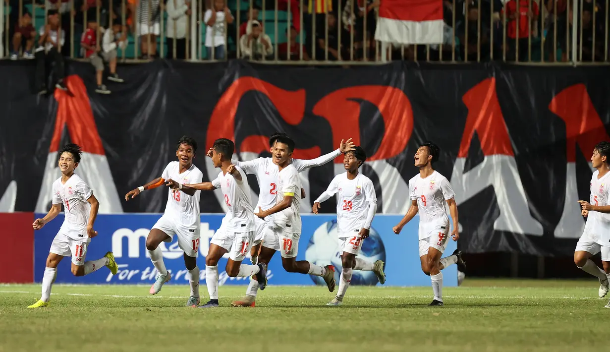 Gelandang Myanmar, Nay Min Htet (kiri) berselebrasi usai mencetak gol ke gawang Timnas Indonesia U-16 pada pertandingan semifinal Piala AFF U-16 2022 di Stadion Maguwoharjo, Sleman, Rabu (10/8/2022). Di final Timnas Indonesia akan menghadapi Vietnam jadi tim pertama yang lolos ke partai puncak usai menang 2-0 atas Thailand di partai semifinal Piala AFF U-16 2022. (Foto:Dok PSSI)