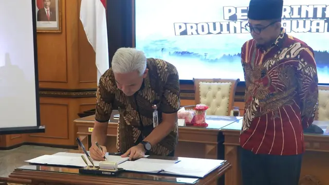 Penandatanganan Nota Kesepakatan antara Direktur Jenderal Pajak Suryo Utomo dan Gubernur Jawa Tengah Ganjar Pranowo terkait optimalisasi penerimaan pajak pusat dan pajak daerah, di Ruang Rapat Gedung A Lantai 2 Kantor Gubernur Jawa Tengah.