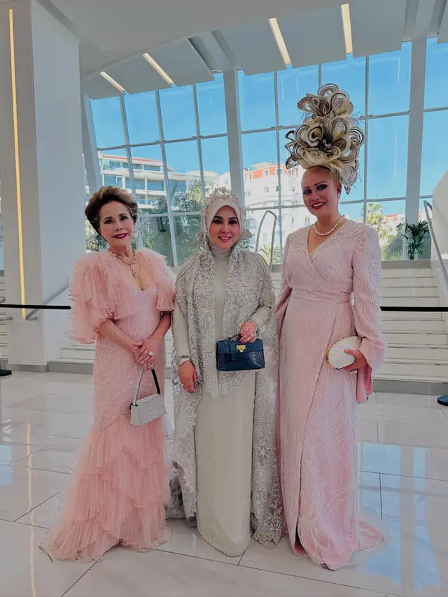 Syahrini dan Dewi Soekarno (Foto: Instagram @dewisukarnoofficial)