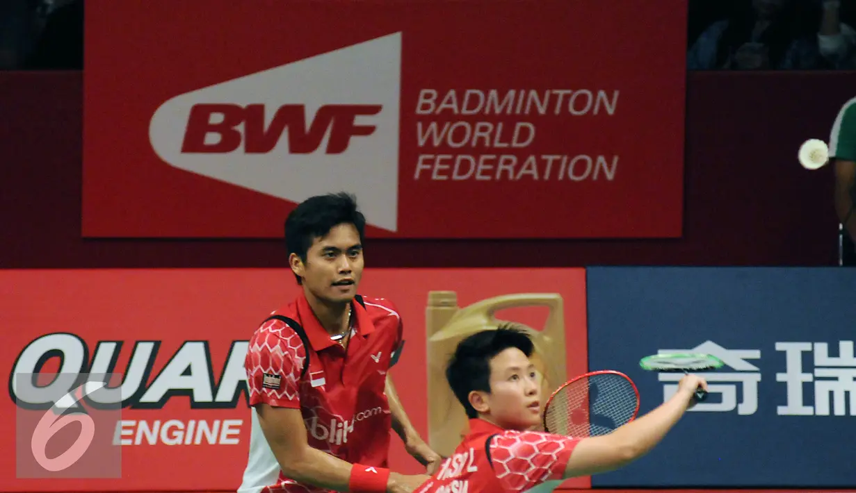 Pebulutangkis ganda campuran Indonesia, Tontowi Ahmad/LiliyanaNatsir saat tampil melawan RodionKargaev/Ekaterina Bolotova (Rusia) di Total BWF Championships 2015 di IstoraSenayan, Jakarta, Selasa (11/8/2015). (Liputan6.com/HelmiFithriansyah)