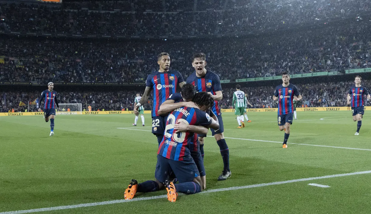 Para pemain Barcelona merayakan gol yang dicetak oleh  Robert Lewandowski ke gawang Real Betis pada laga Liga Spanyol di Stadion Camp Nou, Minggu (30/4/2023). Berkat kemenangan ini, Barcelona masih berada di puncak klasemen La Liga dengan 79. Barcelona punya peluang sangat besar untuk meraih gelar juara. (AP Photo/Joan Monfort)