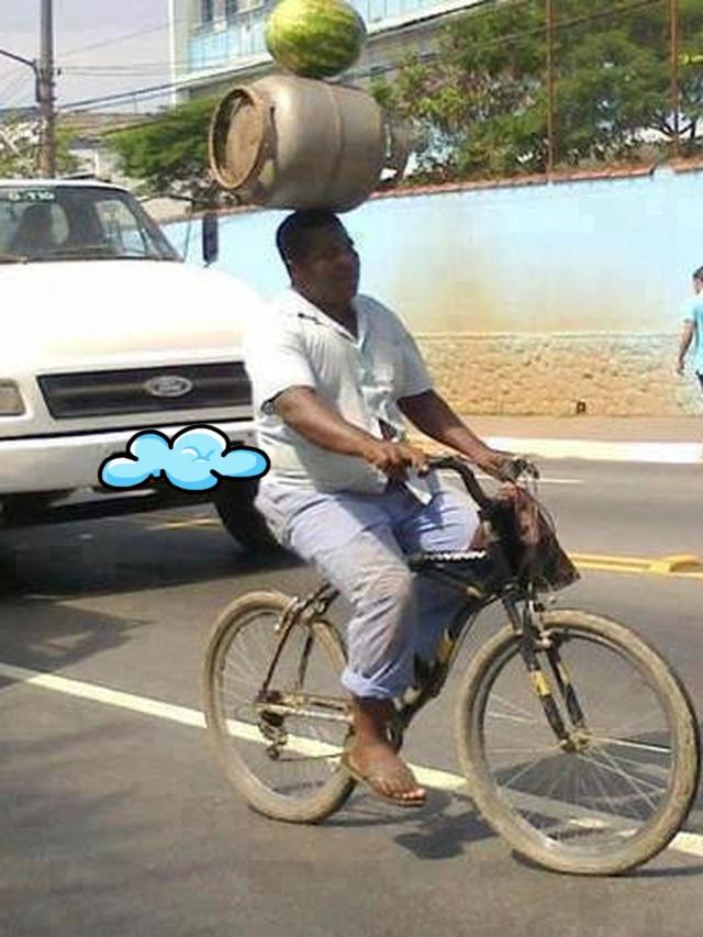 6 Aksi Bapak-Bapak Pamer Keseimbangan Tingkat Tinggi di Jalan Ini Kocak