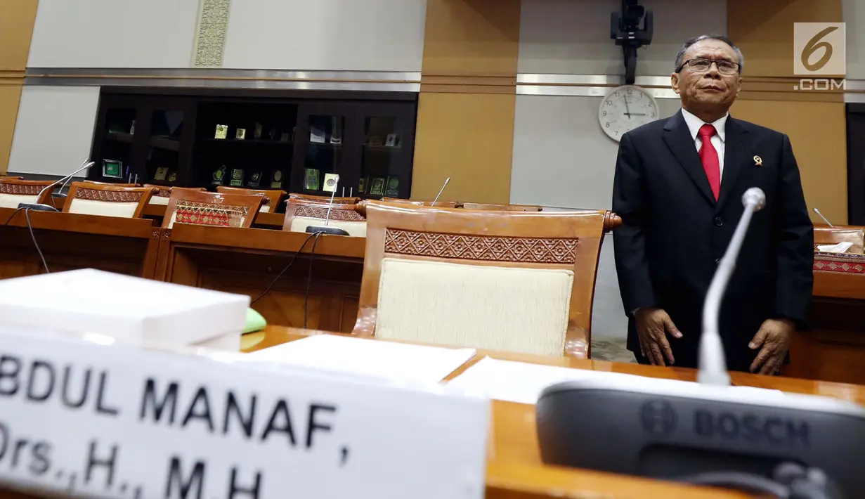 Calon hakim agung Abdul Manaf saat mengikuti uji kelakayan dan kepatutan dengan Komisi III DPR RI, Jakarta, Selasa (10/7). Pesaing Abdul Manaf, Pri Pambudi Teguh merupakan hakim tinggi di Pengadilan Tinggi Jawa Tengah. (Liputan6.com/JohanTallo)