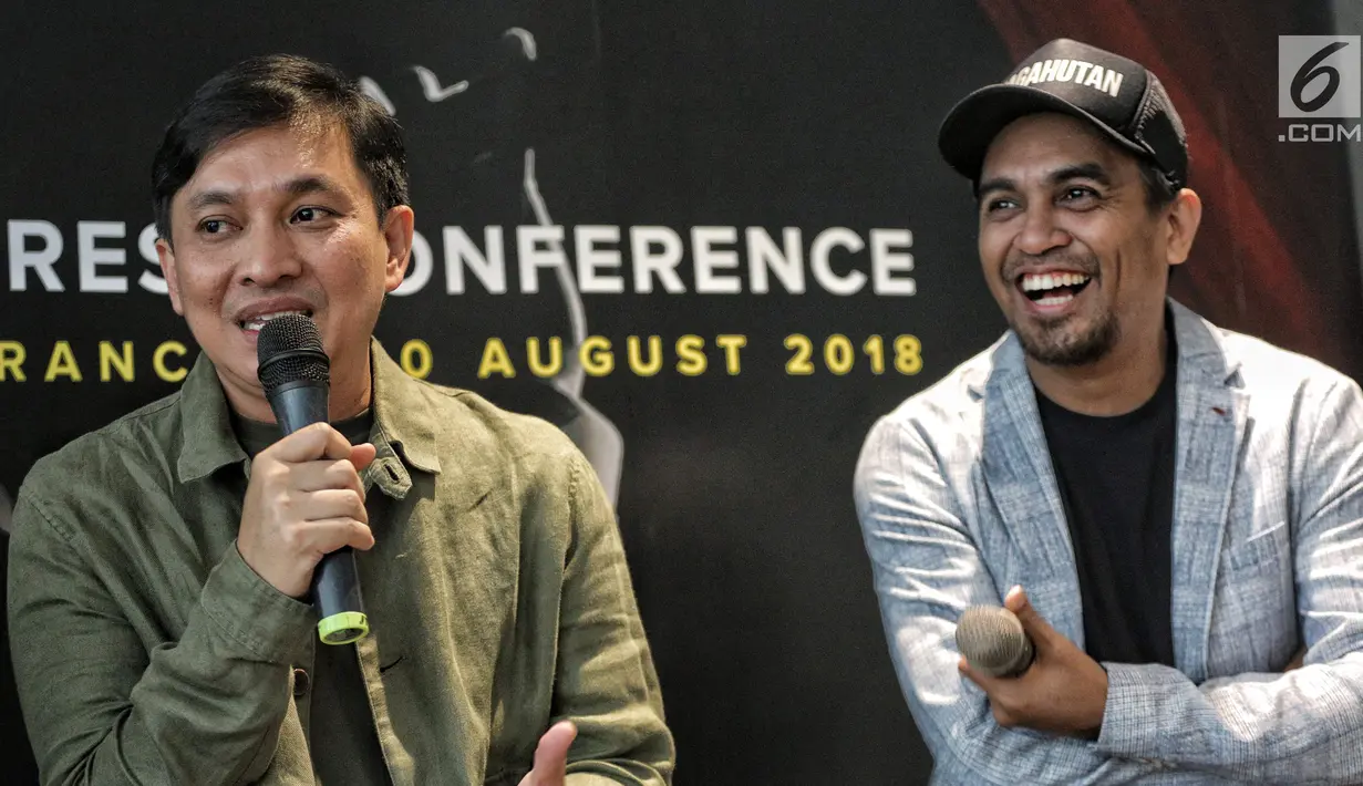 Musisi Yovie Widianto dengan Glenn Fredly memberi keterangan saat konferensi pers Konser Tanda Mata Glenn Fredly, Jakarta, Jumat (10/8). Konser tersebut akan digelar pada 30 September 2018 di Ciputra Artpreneur, Jakarta. (Liputaqn6.com/Faizal Fanani)