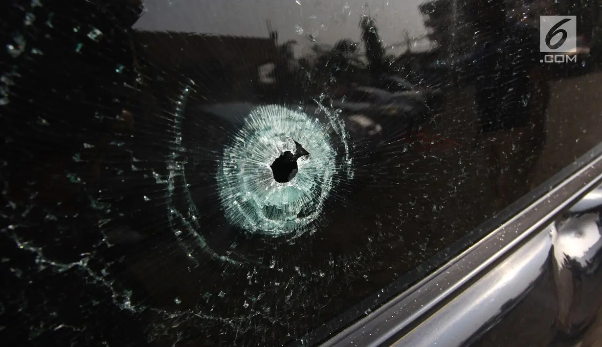 Bekas tembakan peluru pada kaca mobil saat gelar perkara kasus pembobolan toko di Polsek Pamulang, Jumat (19/10). Komplotan yang berjumlah empat orang itu merampok sebuah toko sembako. (Merdeka.com/Arie Basuki)