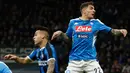 Striker Inter Milan, Lautaro Martinez (kiri) berebut bola dengan pemain Napoli, Giovanni Di Lorenzo pada leg pertama semifinal Coppa Italia di Stadion Giuseppe Meazza, Rabu (12/2/2020). Inter Milan  menyerah dari tamu, Napoli, dengan skor 0-1 akibat gol tunggal Fabian Ruiz. (AP/Antonio Calanni)