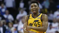 Pebasket Utah Jazz, Donovan Mitchell, melakukan selebrasi saat melawan Oklahoma City Thunder pada gim kedua play-off NBA Wilayah Barat, Rabu (18/4/2018). Jazz menang 102-95 atas Thunder. (AP/Sue Ogrocki)