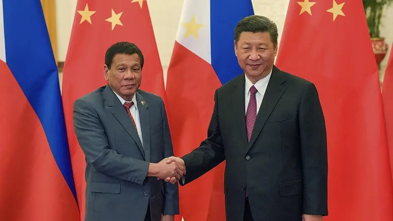 Presiden Filipina Rodrigo Duterte bersalaman dengan Presiden China Xi Jinping