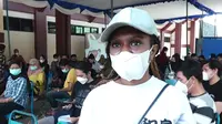 Cecelia Agatha (20) mahasiswa asal Nabire Papua ini menjadi salah satu peserta vaksinasi COVID-19 di Gedung Olah Raga (GOR) Siyono Gunungkidul.