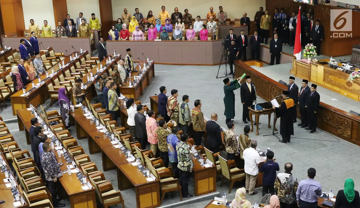 Anggota dewan menghadiri pelantikan Bambang Soesatyo sebagai Ketua DPR di Gedung DPR RI, Jakarta, Senin (15/1). Pemilihan pria yang karib disapa Bamsoet ini juga telah disetujui oleh para anggota DPR dalam rapat paripurna. (Liputan6.com/Angga Yuniar)