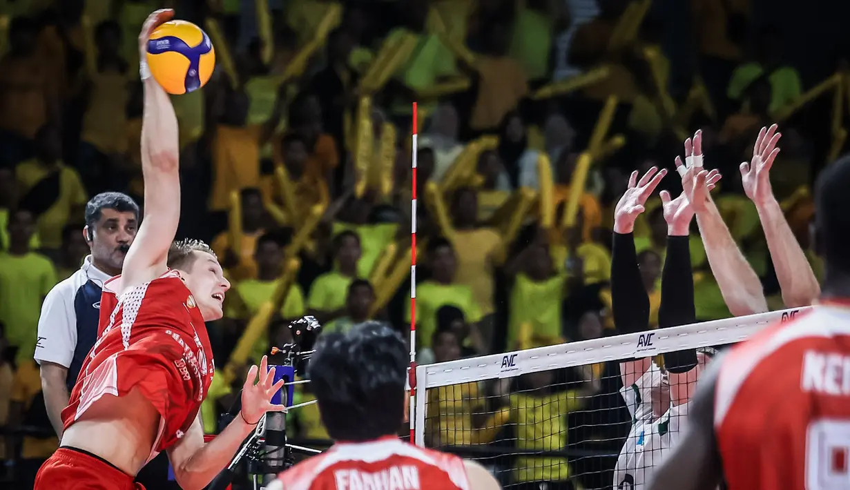 Sejak awal pertandingan, tim asuhan Toiran langsung menurunkan kekuatan terbaiknya. Keita dipercaya mengisi posisi opposite hitter, Gumilar dan Simon sebagai middle blocker, Mozic dan Farhan Halim di posisi outside hitter, serta Nizar sebagai setter. Sementara posisi libero ditempati Henry dan Abhinaya. (Dok. PBVSI)