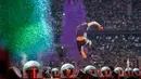<p>Aksi panggung Chris Martin yang melompat saat tampil di The Stade de France Arena di Saint Denis, Paris, Prancis (15/7). (AFP Photo/Geoffroy Van Der Hasselt)</p>
