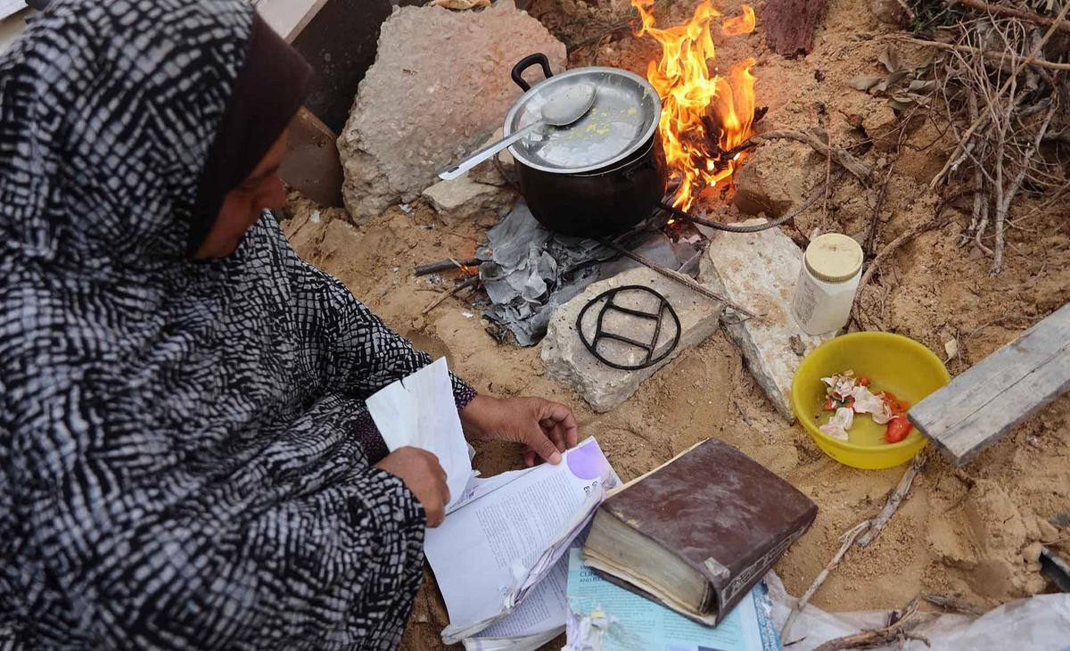 FOTO: Nestapa Warga Gaza:  Memasak dengan Buku Buku Bekas Universitas