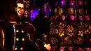 Buah-buah labu yang disinari cahaya dipajang pada pameran Great Jack O'Lantern Blaze di Van Cortlandt Manor, New York, Sabtu (14/10). Lebih dari 7.000 lentera labu yang diukir tangan ditampilkan dalam pameran Halloween tahunan ini. (TIMOTHY A. CLARY/AFP)