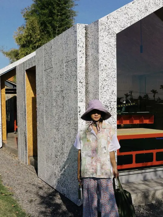 Andien hadirkan gaya musim panas dengan paduan kemeja bernuansa pastel. Warna lembut dengan motif yang senada sempurna untuk tampil gaya di musim panas. [Foto: Instagram/ Andien]