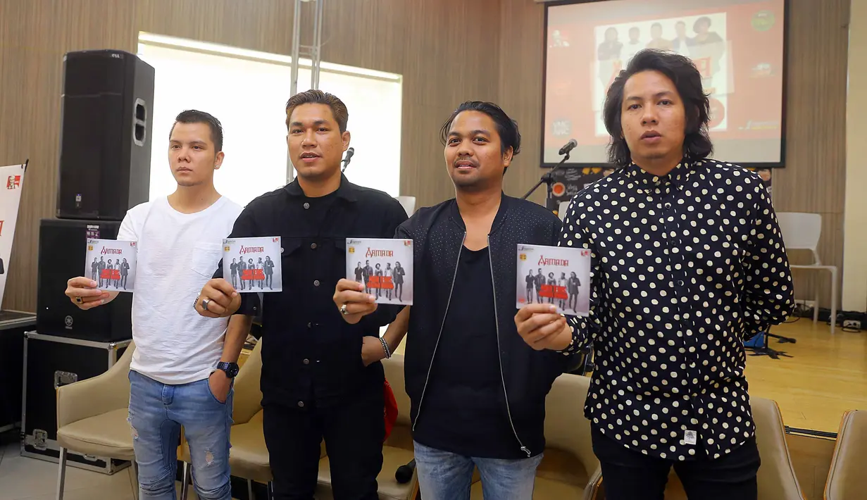 "11 lagu isinya percintaan tapi lebih universal ada satu lagu khusus keluarga, satu lagu dikhususkan untuk ibu, ada dari Mai untuk (alm) anaknya," ucap Rizal. (Nurwahyunan/Bintang.com)