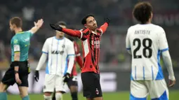 Pemain AC Milan, Tijjani Reijnders merayakan golnya ke gawang Sassuolo pada laga lanjutan Liga Italia 2024/2025 yang berlangsung di San Siro, Milan, Italia, Rabu (04/12/2024) dini hari WIB. (AP Photo/Luca Bruno)