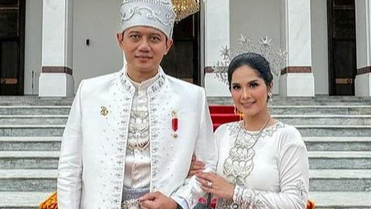 Menteri Agraria dan Tata Ruang (ATR) Agus Yudhoyono dan istri Annisa Pohan tampil dengan busana 'Baamar Galung Pancar Matahari', pakaian adat dari Kotawaringin Barat, Kalimantan Tengah.