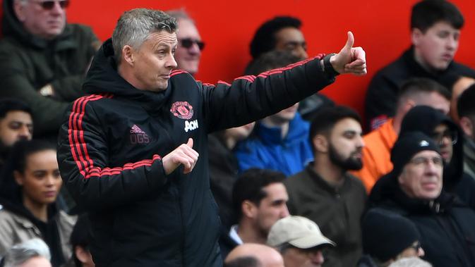 Pelatih Manchester United, Ole Gunnar Solskjaer menginstruksikan pemainnya saat berhadapan melawan West Ham United pada pertandingan lanjutan Liga Inggris di Old Trafford (13/4). MU menang tipis atas West Ham 2-1. (AFP Photo/Paul Ellis)