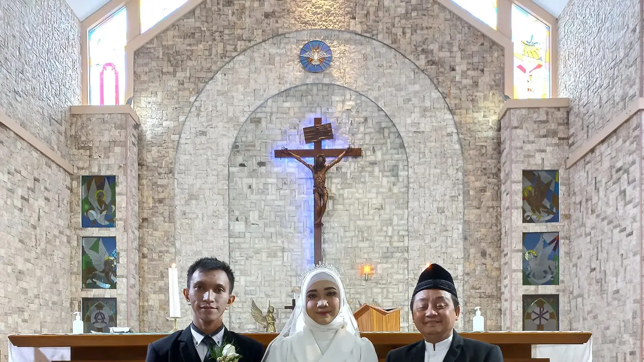 Viral Pernikahan Pasangan Beda Agama, Ini 5 Potretnya Saat Pemberkatan di Gereja