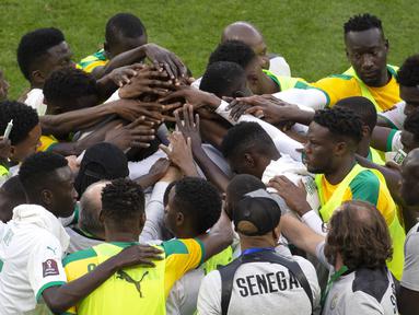 Para pemain Senegal membentuk kerumunan saat melawan Mesir pada Kualifikasi Piala Dunia 2022 zona Afrika di Stade Me Abdoulaye Wade, Rabu (30/3/2022) dini hari WIB. Senegal dipastikan lolos ke Piala Dunia 2022 setelah menang adu penalti atas Mesir 3-1. (AP Photo/Stefan Kleinowitz)