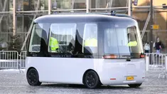 Sebuah bus Gacha tanpa supir, ditampilkan ke publik pada peluncuran perdananya di Helsinki, Finlandia, (8/3). Bus produksi negara Jepang dan Finlandia dikendalikan oleh robot yang didesain untuk semua kondisi cuaca. (Reuters/Heikki Saukkomaa & Lehtikuva)