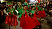 Sejumlah wanita mengenakan kostum elf menari saat parade Natal tahunan di La Paz, Bolivia (24/11). Pawai ini diselenggarakan oleh pedagang Pekan Raya Natal tahunan. (AP Photo/Juan Karita)