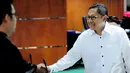 Anas Urbaningrum menyalami hakim usai Nota Keberatannya ditolak di Pengadilan Tipikor Jakarta, Kamis (19/6/2014) (Liputan6.com/Faizal Fanani).