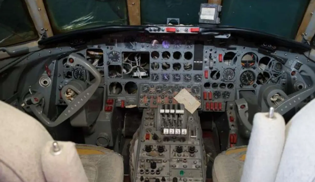 Tampilan ruang kemudi pilot dari jet pribadi yang pernah dimiliki oleh Elvis Presley yang berada di landasan pacu di New Mexico, AS. Pesawat yang tidak bermesin ini rencananya akan dilelang pada 27 Mei mendatang. (Foto: Courtesy GWS Auctions)