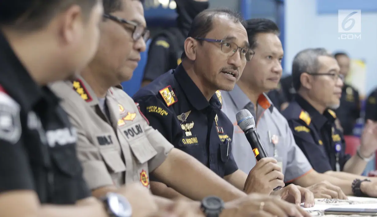 Petugas saat konferensi pers penyelundupan kasus narkoba di Gedung Kantor Pos Pasar Baru, Jakarta, Senin (10/9). Sepanjang 2018, jaringan penyelundup berbagai jenis narkotika di Jabodetabek dan Banten berhasil diungkap. (Liputan6.com/Immanuel Antonius)