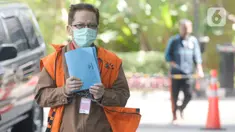 Tersangka mantan Kadis PUPR Kabupaten Mojokerto, Zaenal Abidin tiba untuk menjalani pemeriksaan di Gedung KPK, Jakarta, Selasa (7/4/2020). Zaenal Abidin diperiksa sebagai tersangka dalam kasus gratifikasi dari rekanan pelaksana proyek-proyek di lingkungan Pemkab Mojokerto. (merdeka.com/Dwi Narwoko)