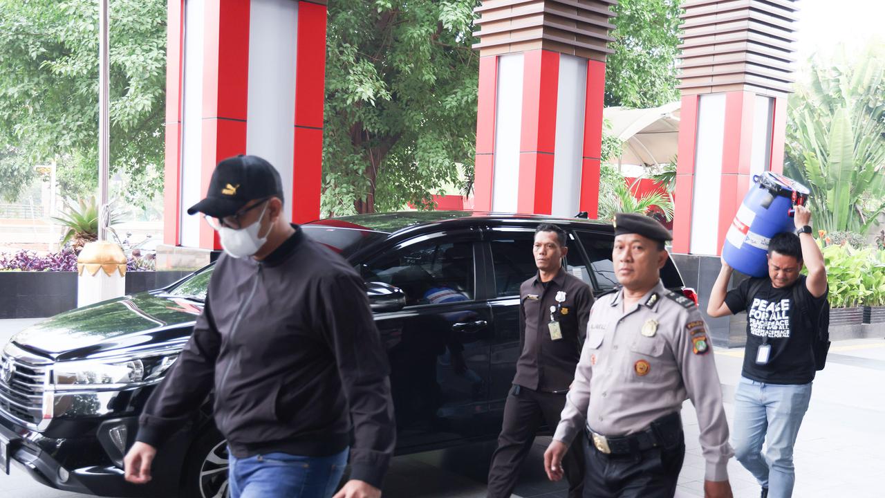 Bupati Klaten Tiba di KPK Petugas Angkut Tong Biru Bersegel
